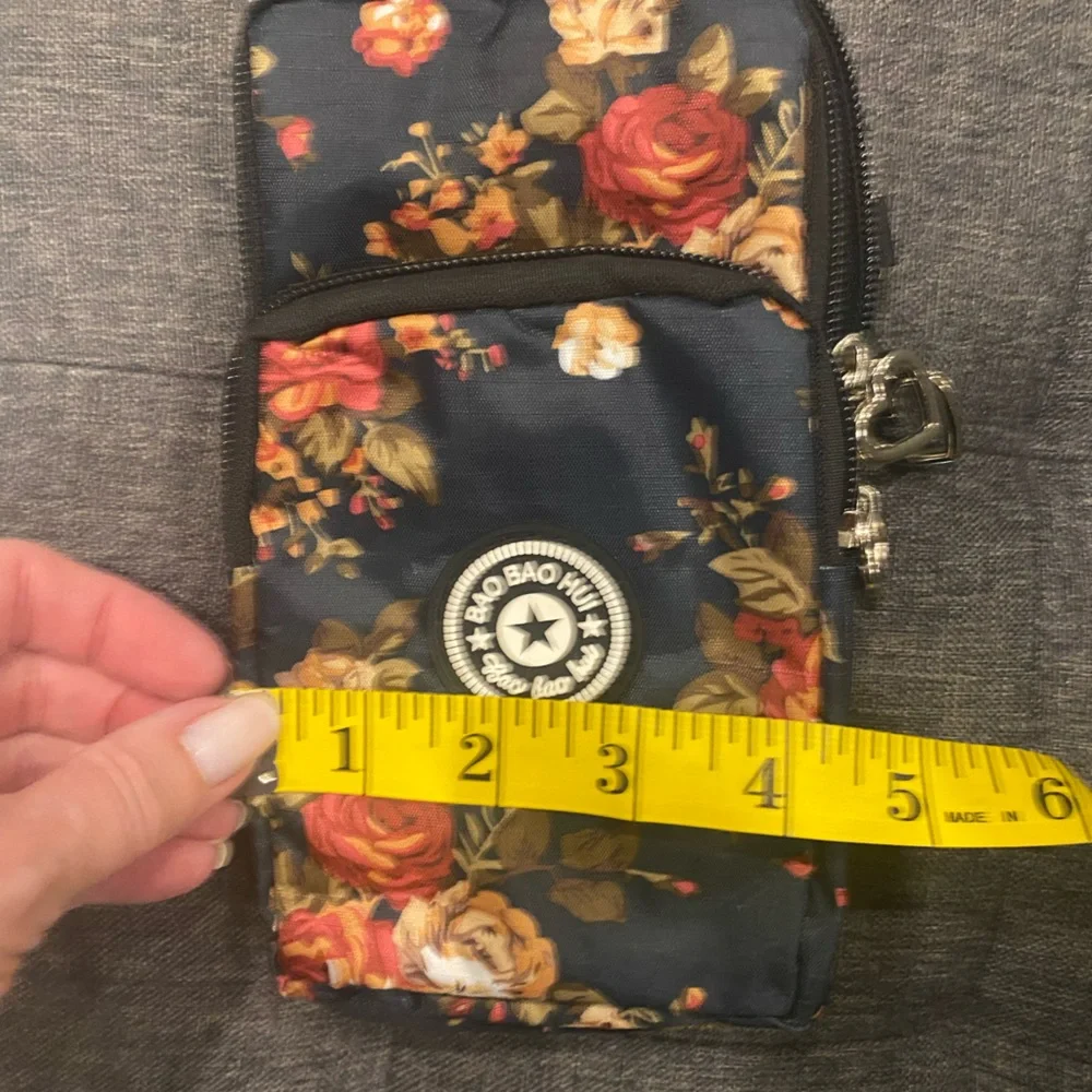 NWOT Bao Bao Hui Floral Crossbody Phone Hands Free Bag